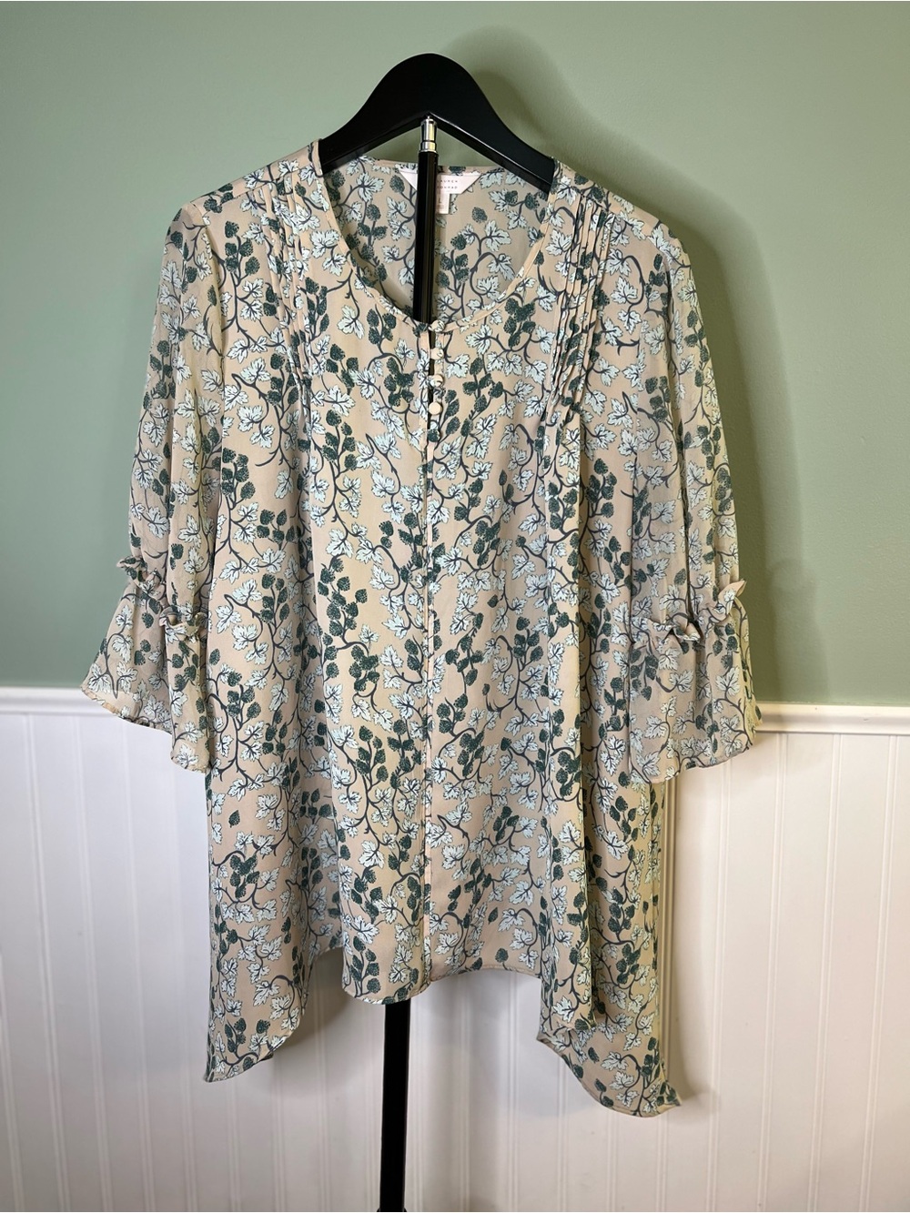 LC Lauren Conrad Beige Floral Ruffle-Sleeve Button Front Blouse. Size L